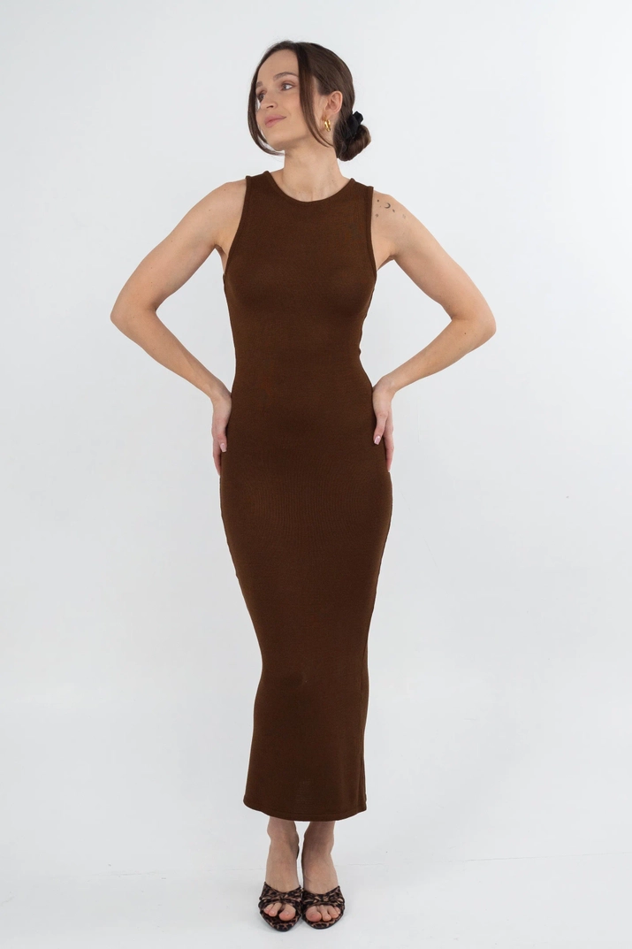 Obcisła sukienka maxi CONE czekoladowa