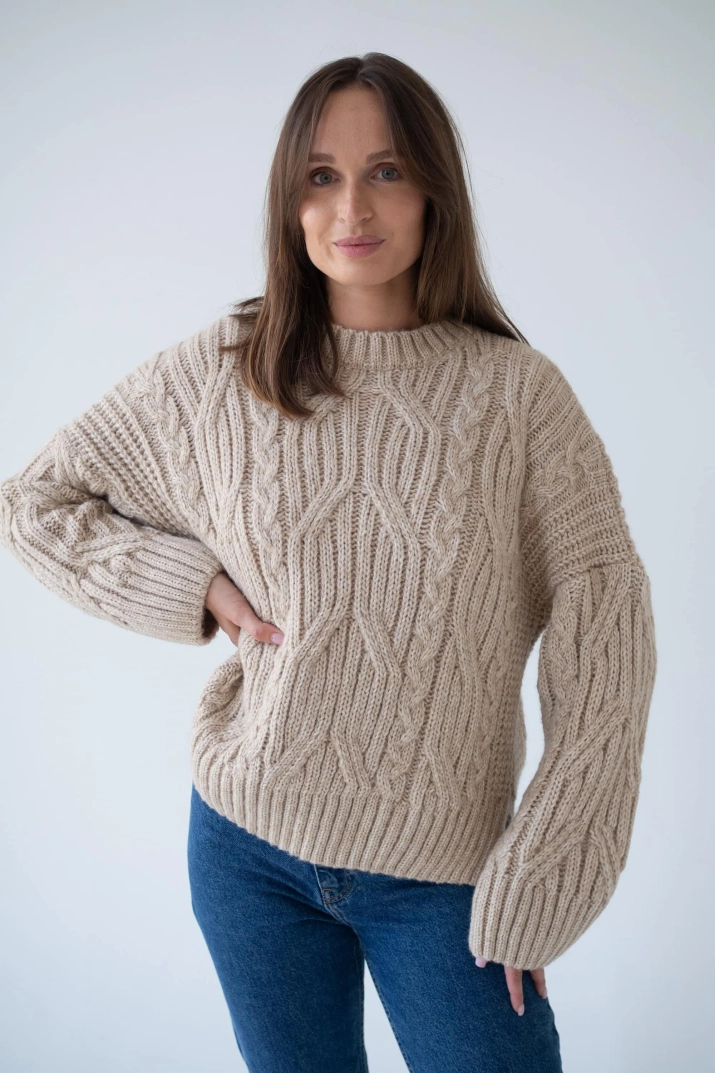 Beżowy sweter z warkoczami z alpaką i wełną IRIS