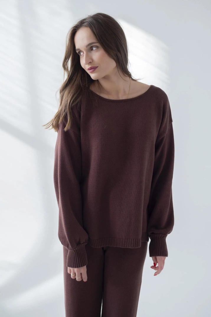 Sweter z dekoltem z bawełny organicznej FLORES czekoladowy